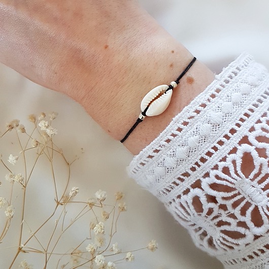 bransoletka z muszelką kauri LEI handmade 