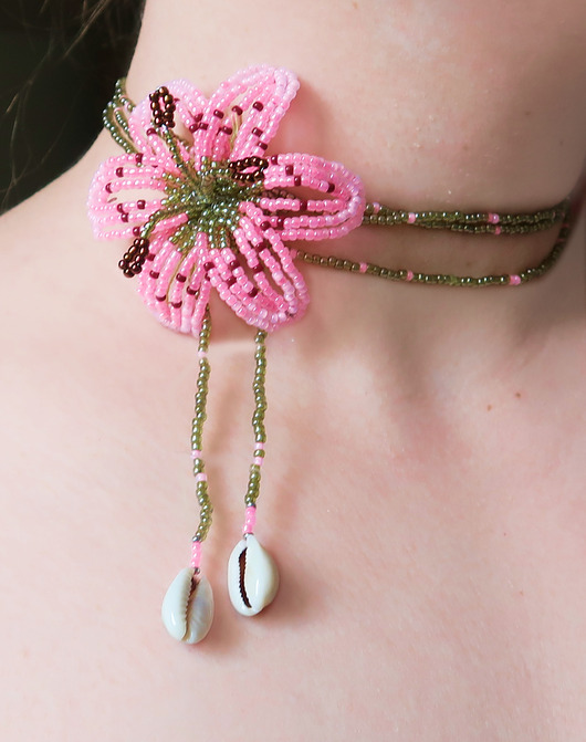chokery Różowa lilia - naszyjnik choker z koralików