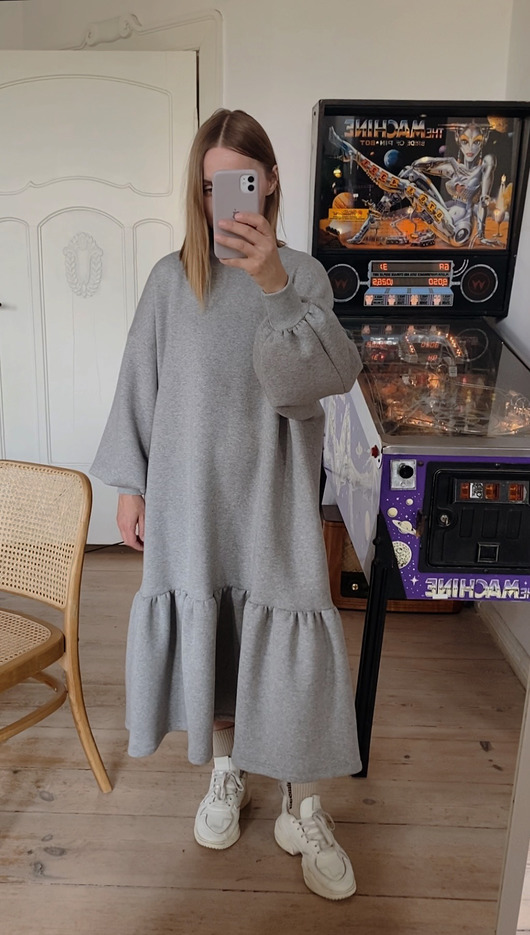 Sukienka oversize z falbaną FORMY FORMY
