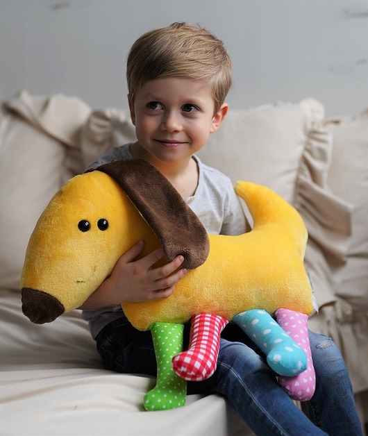 Przytulanka dziecięca pies kolorowe nogi Atelier Malego Designu