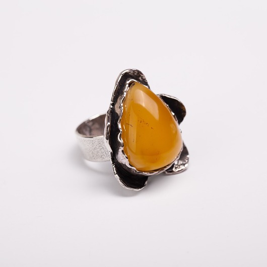 pierścionki srebrne Pierścionek srebrny z bursztynem bałtyckim