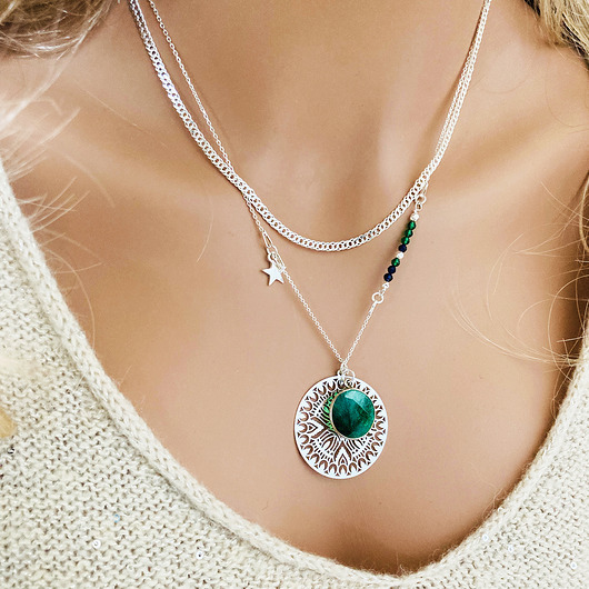 srebrne naszyjniki Srebrny naszyjnik medalion z zielonym kamieniem, nefryt