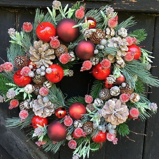 wianki bożonarodzeniowe wianek bożonarodzeniowy z czerwonymi jabłkami