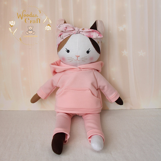 misie i maskotki Kotek Bella przytulanka, w różowym dresiku, prezent