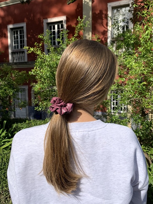 gumki do włosów Scrunchie Diana z ekoskóry w śliwkowym kolorze