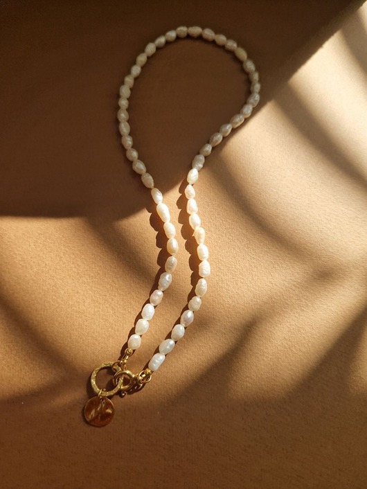 chokery Choker z naturalnych pereł z zawieszką z monety