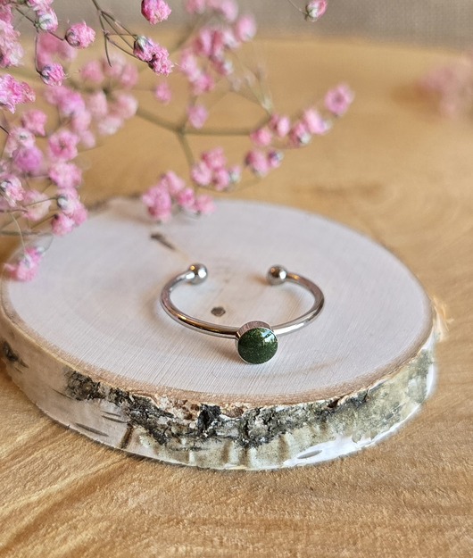 pierścionek z żywicy Pierścionek srebrny zielone oczko zielony minimalistyczny żywica brokatowy