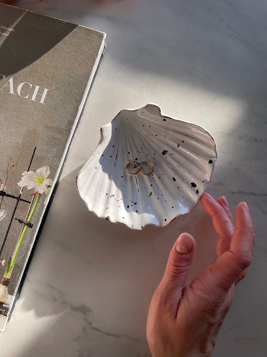 pojemniki na biżuterię Podstawka na Biżuterię Palo Santo Ceramiczna Muszelka w Czarno Złote Ciapki