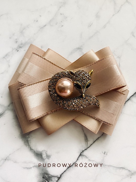 broszki Brosza z cudnym Lisem z kryształków z dużą perłą New