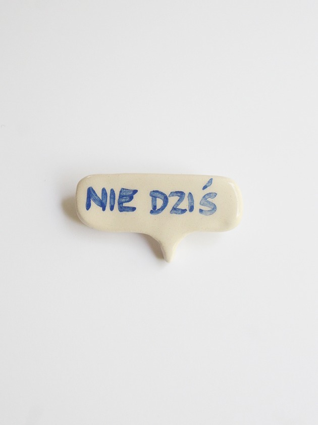 broszki Broszka ceramiczna z napisem NIE DZIŚ