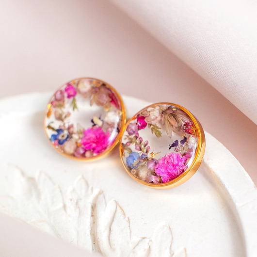 kolczyki z żywicy Kolczyki sztyfty z kompozycją kwiatową