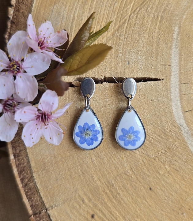 kolczyki z żywicy Kolczyki z kwiatami niezapominajkami srebrne łezki