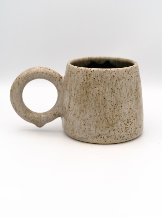 kubki Ceramiczny kubek z okrągłym uszkiem