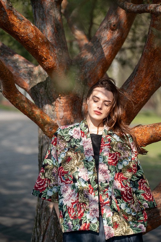 marynarki damskie Cara - Kimono z żakardowej tkaniny w kwiaty