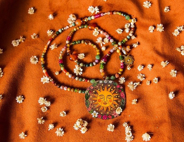 naszyjniki - inne Długi naszyjnik z naturalnych kamieni z "medalionem" w kształcie  słońca