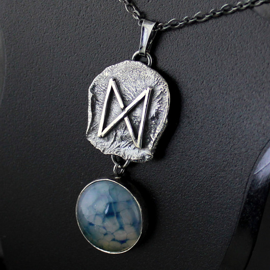 wisiory Runa Dagaz z agatem wężowym - srebrny amulet przemiany