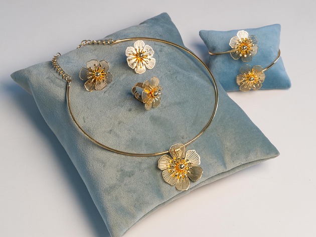komplet biżuterii Komplet, kolczyki, kolia, bransoletka, pierścionek, duże złote kwiaty
