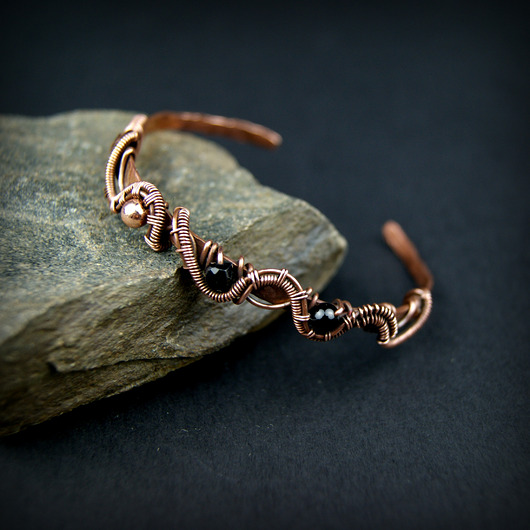 bransoletki wire wrapping Miedziana bransoleta cuff z turmalinem i onyksem