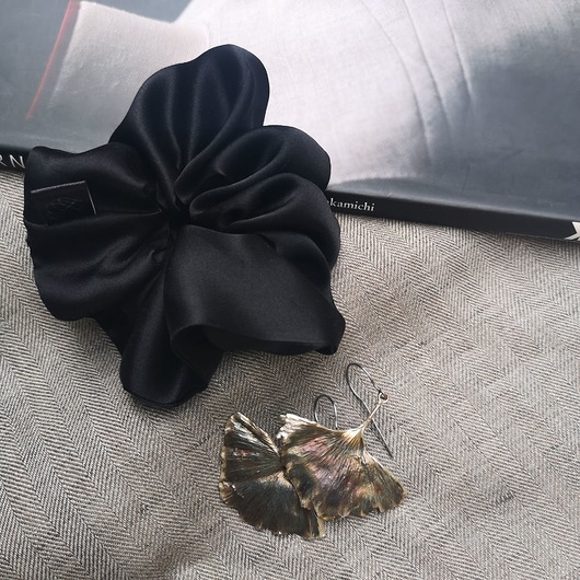 Jedwabne scrunchie czerń TWISTED FORM