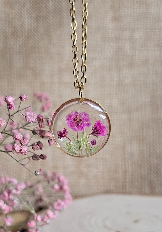 wisiory Łąka kwiatowa malinowa Złota zawieszka złoty wisiorek kwiaty fioletowa