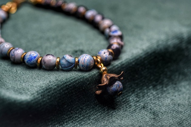 bransoletki - inne Bransoletka z naturalnych kamieni z kwiatkiem z brązu