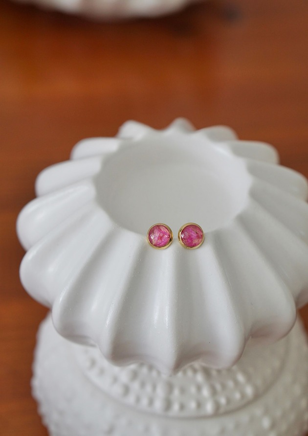 kolczyki z żywicy Kolczyki wkrętki z różową gipsówką