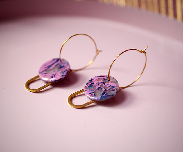 kolczyki z masy plastycznej KOLCZYKI wiszące koła violet marble