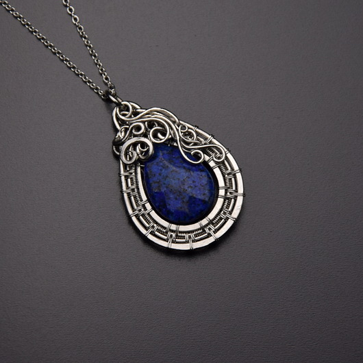 Niebieski wisiorek lapis lazuli wire wrapping Agata Rozanska
