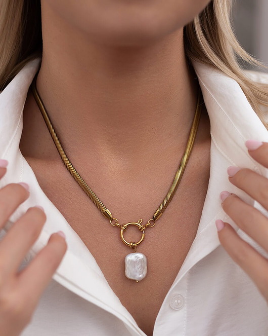 złote naszyjniki Złoty naszyjnik żmijka z perłą ze stali chirurgicznej Paraiso Taira