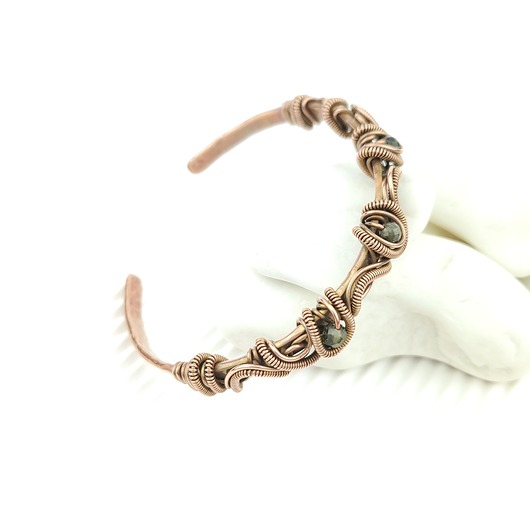 bransoletki wire wrapping Bransoleta mankietowa z zielonym turmalinem