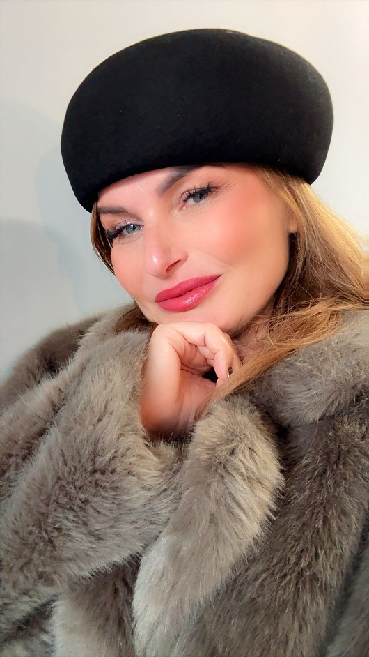 czapki damskie Toczek beret wełniany / fascynator czarny