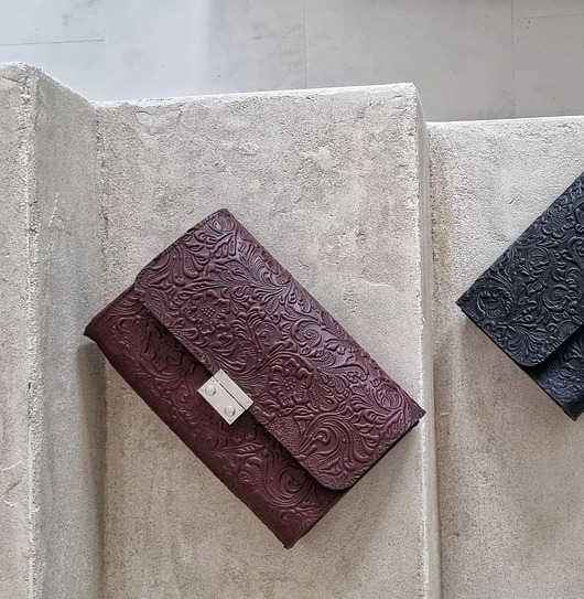 kopertówki Torebka skórzana z łańcuszkiem CHESTNUT - tłoczony kwiatowy wzór