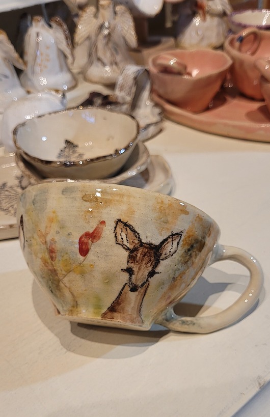 filiżanki Filizanka ceramiczna z motywem sarny.