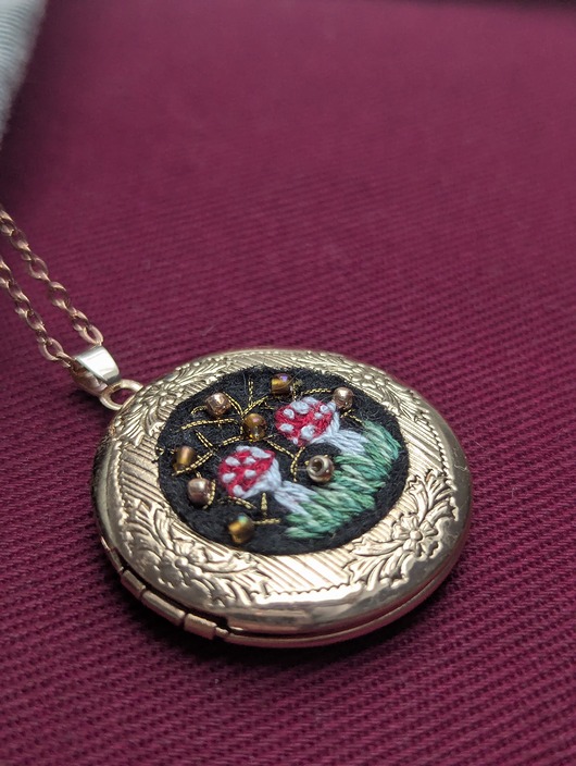 wisiory Otwierany naszyjnik - grzybki muchomorki