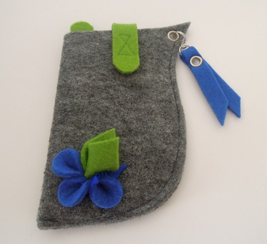 Etui na telefon-Szare z Niebieskim Kwiatkiem Green Sheep
