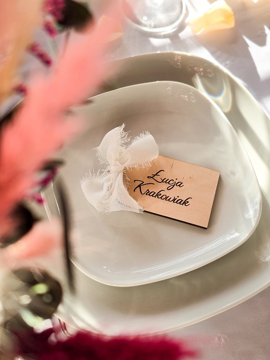 dodatki ślubne Zaokrąglona drewniana winietka ślubna z grawerem i wstążką szyfonową