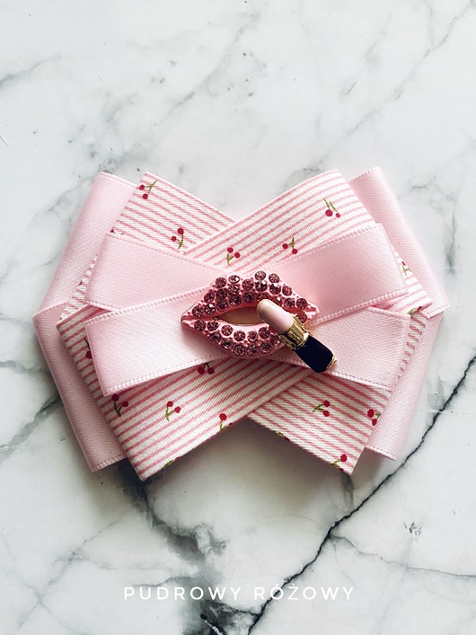 broszki Brosza z kolekcji z wisienkami z ustami i szminką Wiśnia