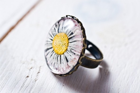 Pierścionek z żywicy ze stokrotką So Jewelry