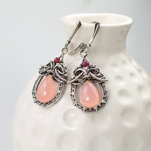 kolczyki wire wrapping Korin - srebrne kolczyki z różowych chalcedonem