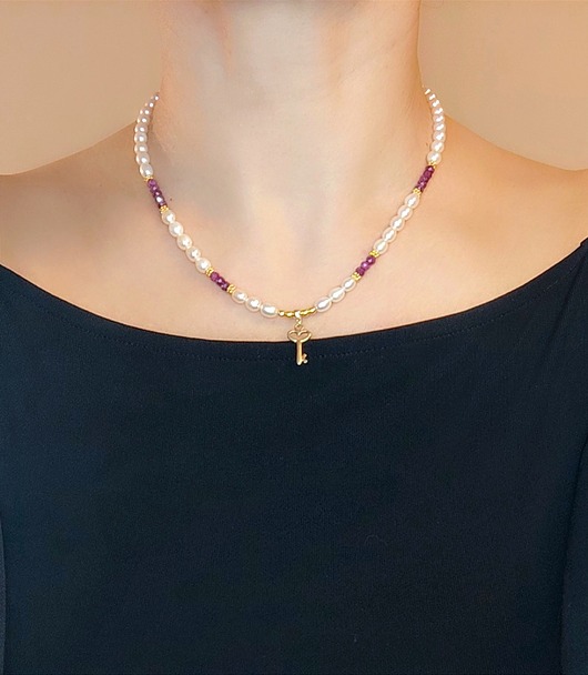 złote naszyjniki Rubinowy sekret - sznur pereł z kluczykiem