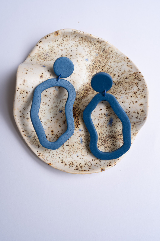 kolczyki z masy plastycznej Wiszące sztyfty w organicznym kształcie