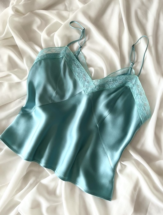 topy damskie Seledynowy top z koronką i regulowanymi ramiączkami Celadia