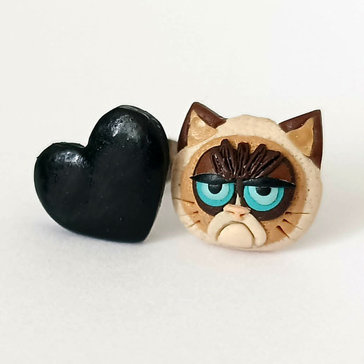 kolczyki z masy plastycznej Kolczyki Zrzędliwy Kot Grumpy Cat i Czarne Serduszko