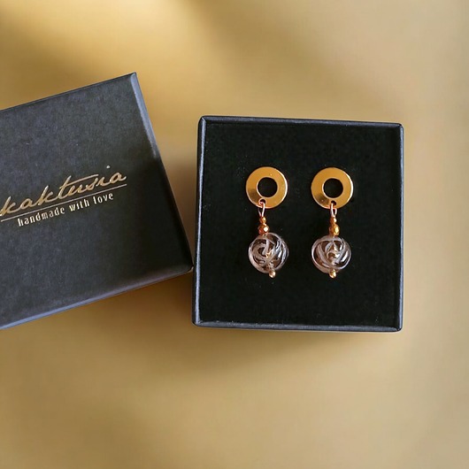 kolczyki z kamieniami Kolczyki różyczki : RZEŹBIONY kwarc dymny : wyjątkowy prezent