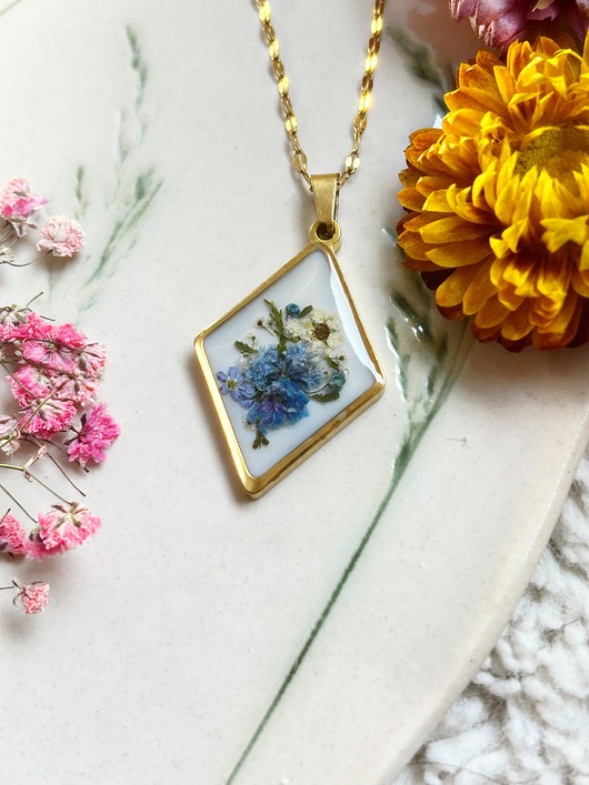 złote naszyjniki Przepiękny naszyjnik z bukietem kwiatów - idealny prezent