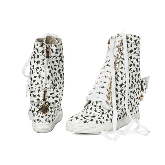 Si: White Worms Si Haute Fashion