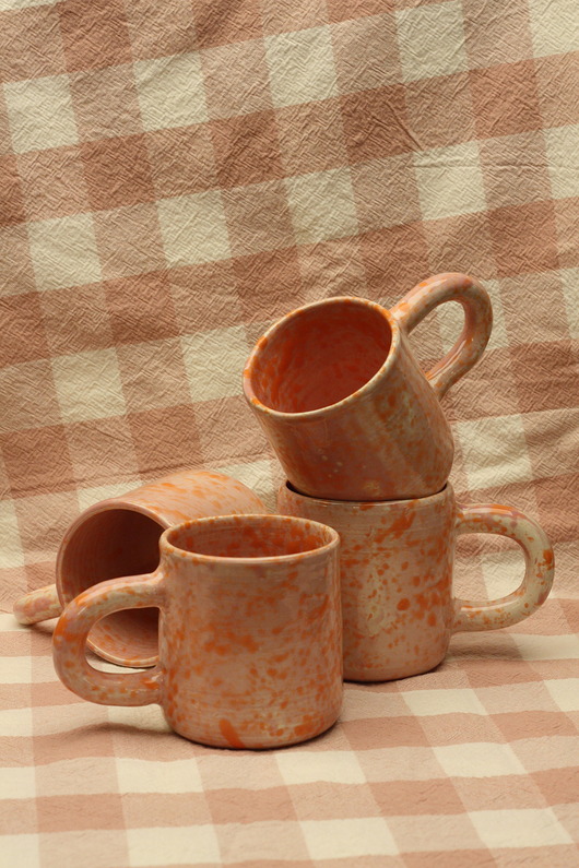 kubki i filiżanki Duży różowy kubek ceramiczny w ciapki. Ceramika ręcznie robiona