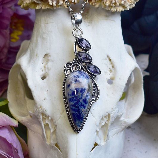 wisiory Miedziany posrebrzany wisiorek z sodalitem i ametystami