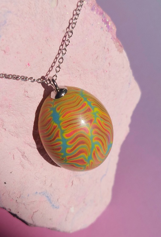 wisiory Naszyjnik z wisiorkiem w abstrakcyjne wzory