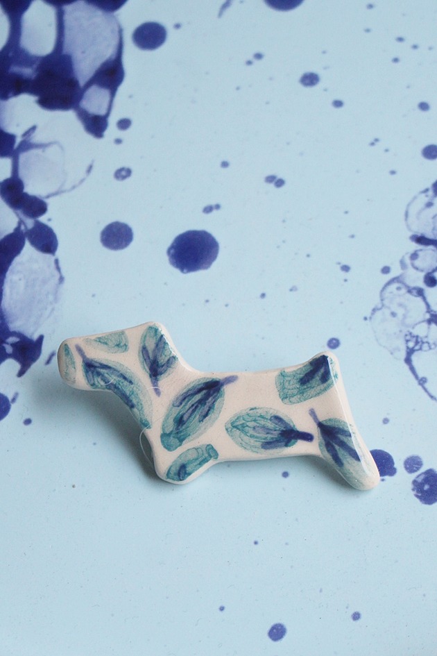 broszki Broszka ceramiczna pies malowany